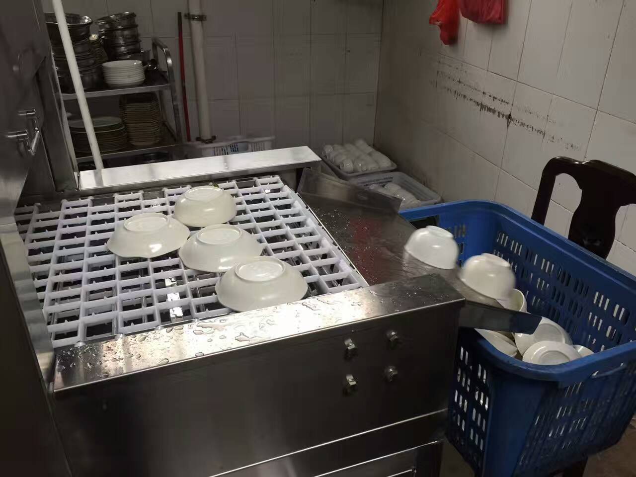 亞鈦洗碗機現(xiàn)場圖
